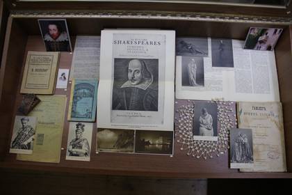 Витрина 2. Фрагмент выставки, посвященной 455-летию со дня рождения В.Шекспира (1564-1616)