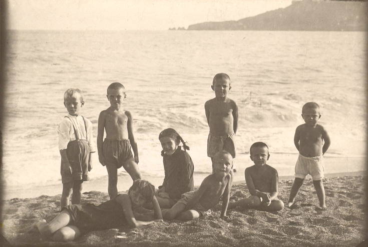 Дети на пляже. Лето 1927г.
