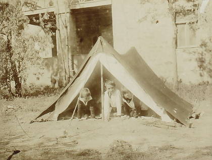 Дети в палатке у дома Пра,1927г. (Е. О. Кириенко-Волошиной)