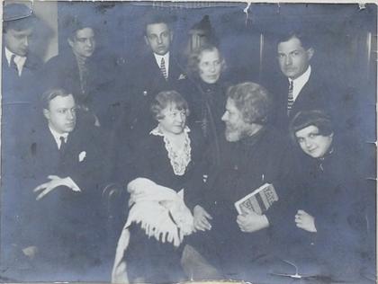 Фото М. Волошина в группе с Е. Кругликовой, Э. Голлербахом. Санкт-Петербург. 09.04. 1927.