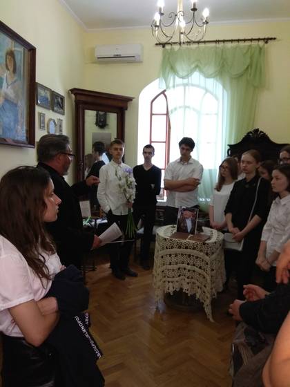 Учащиеся школы номер 17 на выставке Михаила Облётова