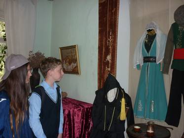 Учащиеся школ города Старый Крым в Литературно-художественном музее на выставке «Память времени»
