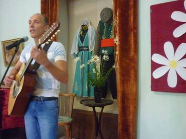 Выступление музыканта Николая  Новосёлова на празднике «Семья-опора счастья» в Литературно-художественном музее.