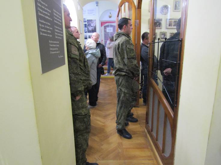В музее солдаты срочной службы