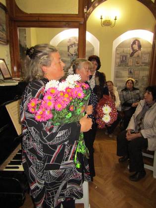 Вручение цветов участниками программы Ирине Игнатовой и Галине Кондратовой