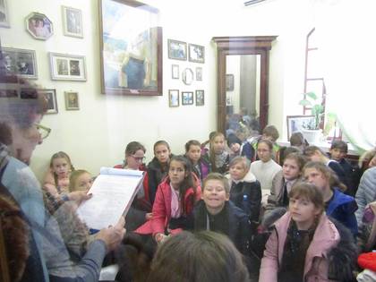 Феодосийские школьники с интересом слушают о подвиге неизвестного солдата