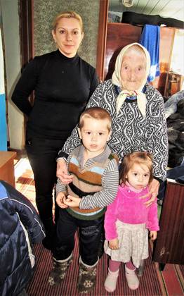 Ульяна Денисовна с внучкой и правнуками