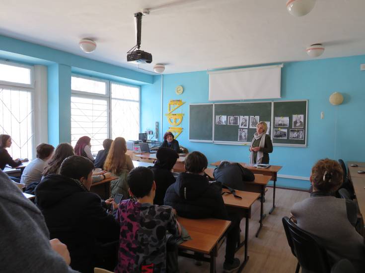 Сотрудник Литературно-художественного музея Ирина Сеттарова читает лекцию