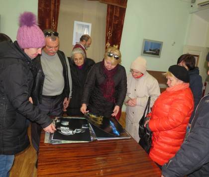 Участники мероприятия с интересом рассматривают фотоработы Сергея Малышева в Литературно-художественном музее города Старый Крым