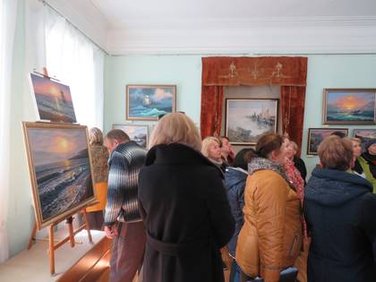 Гости выставки живописи «Лёгкость крымского пленэра»