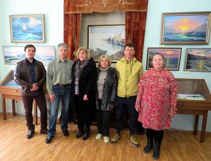 Участники выставки живописи «Легкость крымского пленэра» в Литературно-художественном музее города Старый Крым