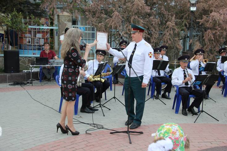 Наталия Мирошниченко Вручает Благодарность дирижёру военного оркестра Даниилу Рафаилову