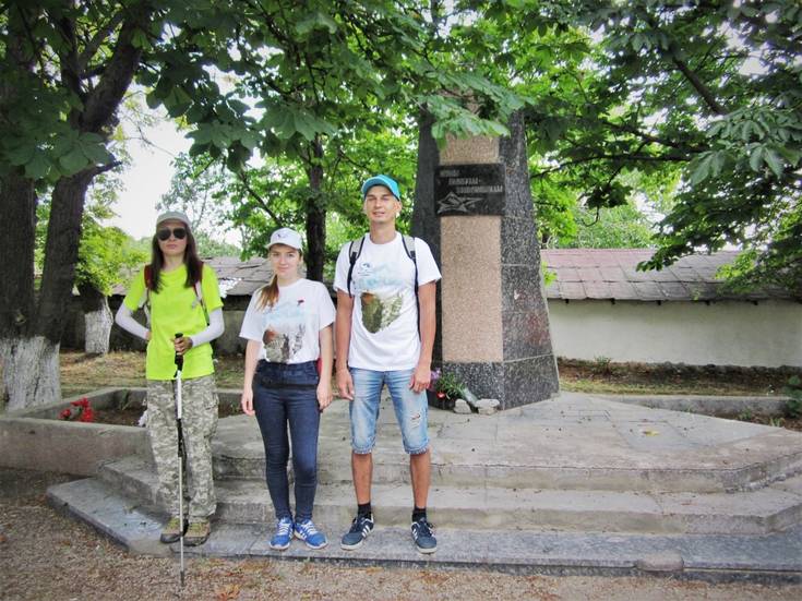 Участники «Экспедиции памяти» у Памятника юным пионерам-подпольщикам;