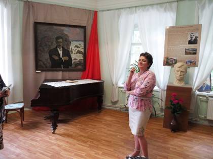 Об экспонатах фондового собрания, представленных на выставке, рассказывает заведующая Литературно-художественным музеем Оксана Кузнецова 