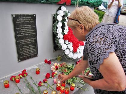Председатель городского совета Людмила Гулящих возлагает лампадки к Обелиску Славы