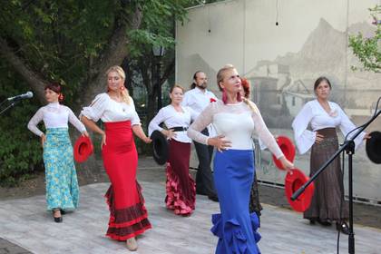 Испанский танец «Гарротин» исполняет ансамбль «Аликанте» 