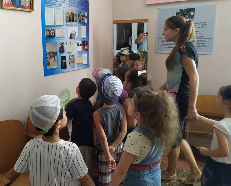 Маленькие посетители во время работы планшетной выставки «Киммерия – фильм» представляет»