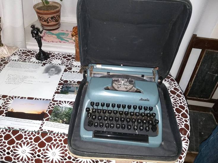 Дому-музею К. Г. Паустовского семьёй Давиденко (Феодосия) была подарена пишущая машинка «Москва» 1960-х гг