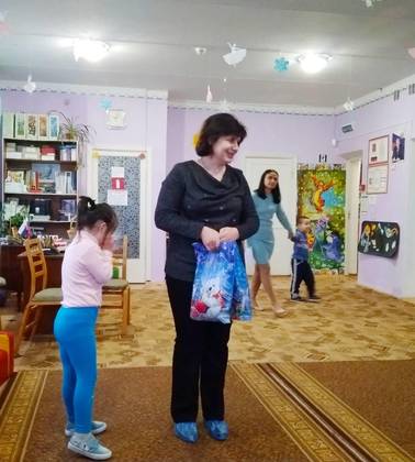 Заведующая Домом-музеем К. Г. Паустовского Ирина Котюк вручает детям подарки
