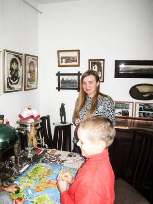 Научный сотрудник Полина Кошарная проводит для гостей настольную игру "Вокруг света"