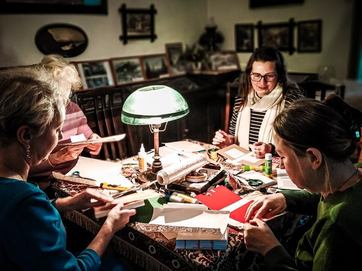 Участники творческого объединения "Блистающий мир" под руководством Екатерины Александровой работают над декором готового изделия