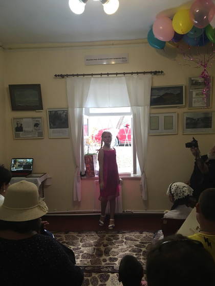 Аня Смирнова – воспитанница Первомайского сельского Дома культуры исполнила песню «Мы вместе».