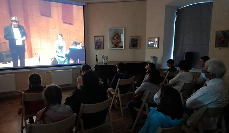 Учащиеся музыкальной школы во время трансляции видеозаписи концерта «Моцарт. Портрет композитора. Инструменты рассказывают» в рамках национального проекта «Культура» в виртуальном концертном зале Литературно-художественного музея