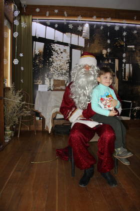 Юный гость рассказывает стишок Деду Морозу 