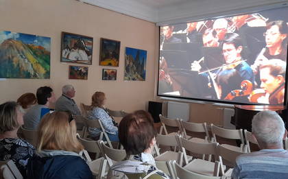 Слушатели трансляции видеозаписи  концерта из концертного зала имени П.И. Чайковского в Литературно-художественном музее