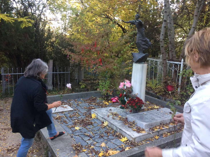 Возложение цветов на могиле А. С. Грин