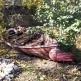 Лодка – фрагмент экспозиции под открытым небом 'Зелёный мир Константина Паустовского' в саду музея.
