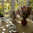 Солнечная веранда, увитая виноградом, с букетом осенних цветов на столе, приглашает посидеть здесь и насладиться тишиной и покоем.
