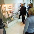Внимательные посетители у стендов выставки 'Киммерийский Серебряный век'.