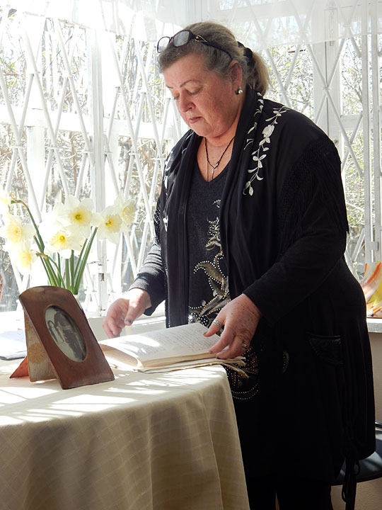 Тетрадь с рукописными стихотворениями и старинное фото с изображением прадеда и прабабки Ирины Ивановны.