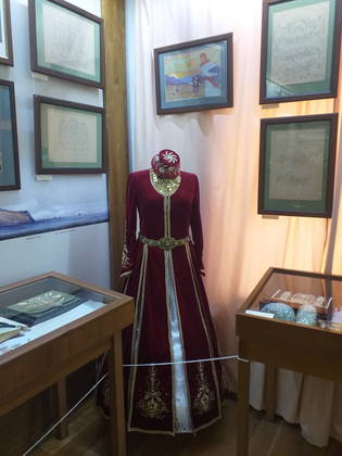 Праздничный женский крымскотатарский костюм