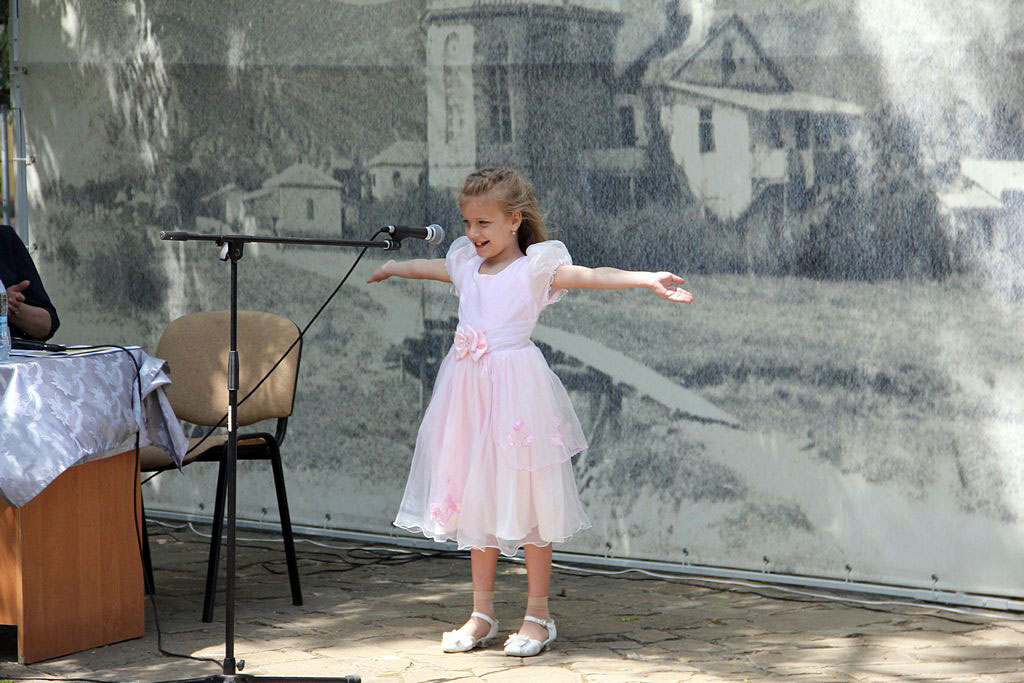 Александра Бычкова, Коктебельская школа искусств, исполняет песню "Улыбнись".