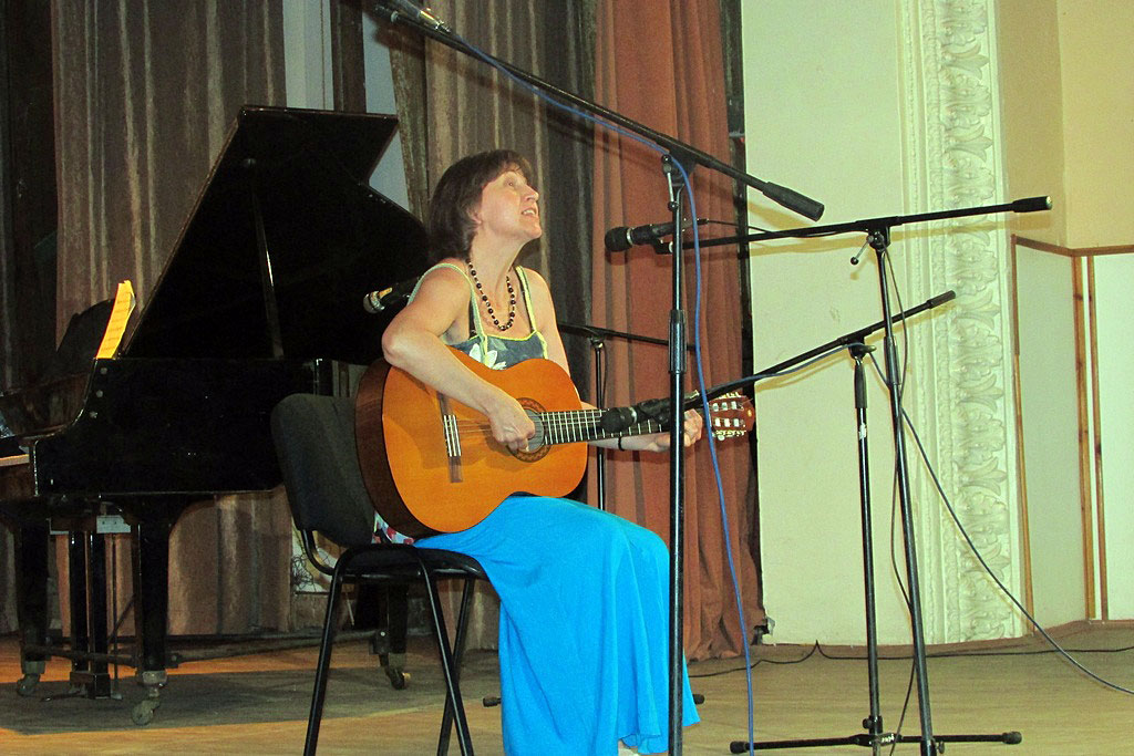 Выступает на открытии фестиваля музыкант, композитор Ирина Коро.