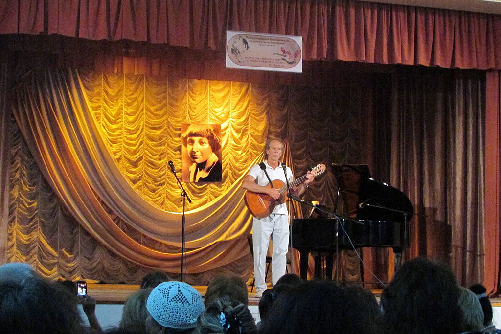 Выступает на открытии фестиваля певец, музыкант Игорь Ковалевский.