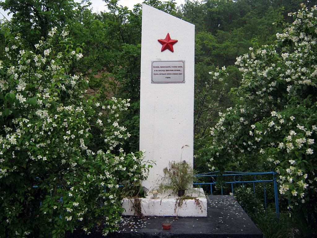 Братская могила советских воинов. Кировский район, г. Старый Крым, южная окраина города у горы Бакаташ.