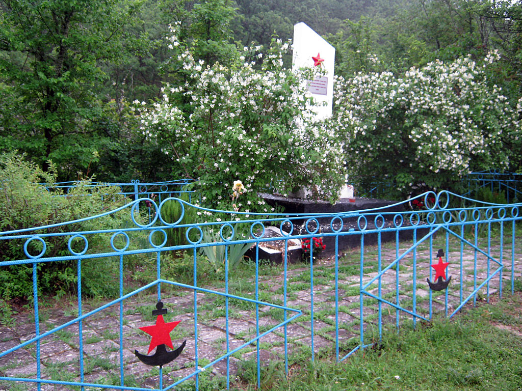 Братская могила советских воинов (памятник десантникам) близ Старого Крыма. Современное состояние.