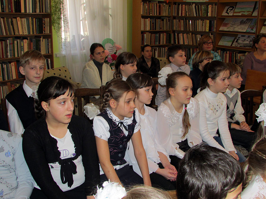 В Центральной детской библиотеке г. Феодосии. Учащиеся 15 школы на мероприятии, подготовленном сотрудниками Музея Марины и Анастасии Цветаевых.