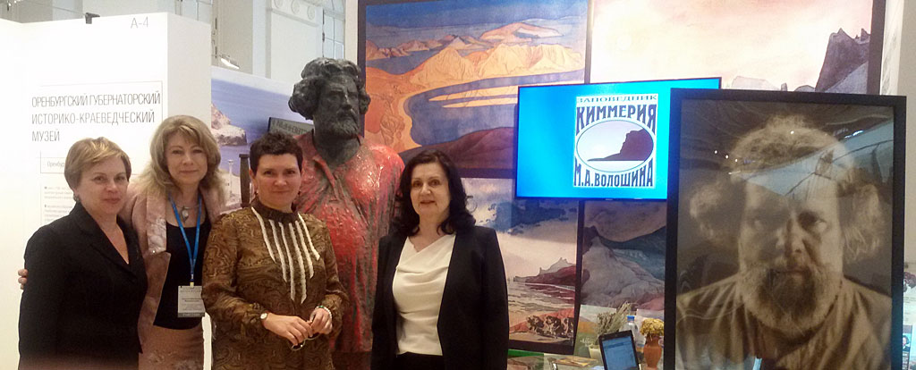 На фото: музейные эксперты (слева направо) Ольга Ефанова, Наталия Мирошниченко, Ирина Чувилова, Ольга Астафьева).