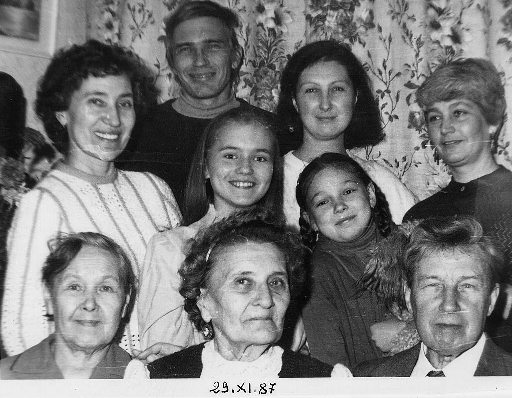 В центре Марина Юнге-Розанова с мужем, детьми и внуками в Москве.
