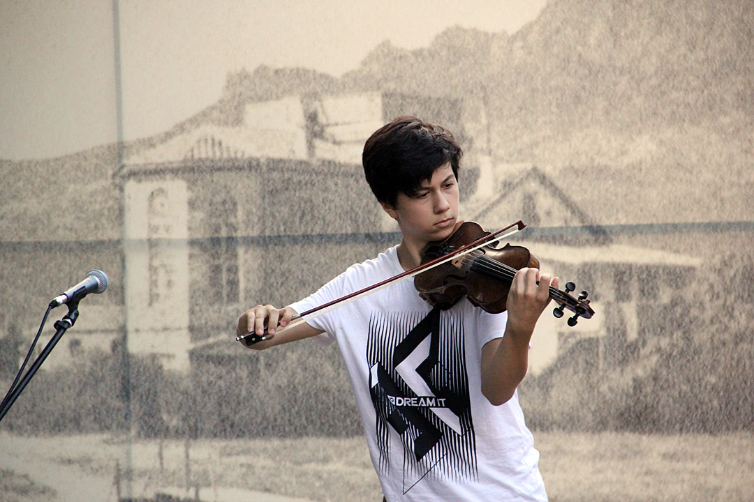 Юный скрипач исполнил несколько классических произведений.