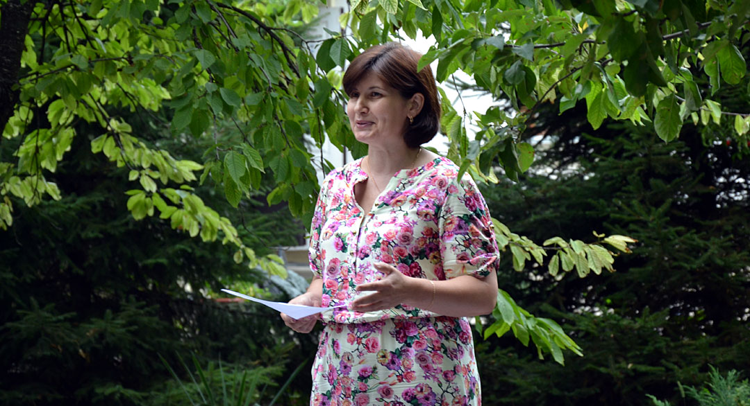 Заведующая музеем Ирина Котюк приветствует гостей в саду Дома-музея К. Г. Паустовского.