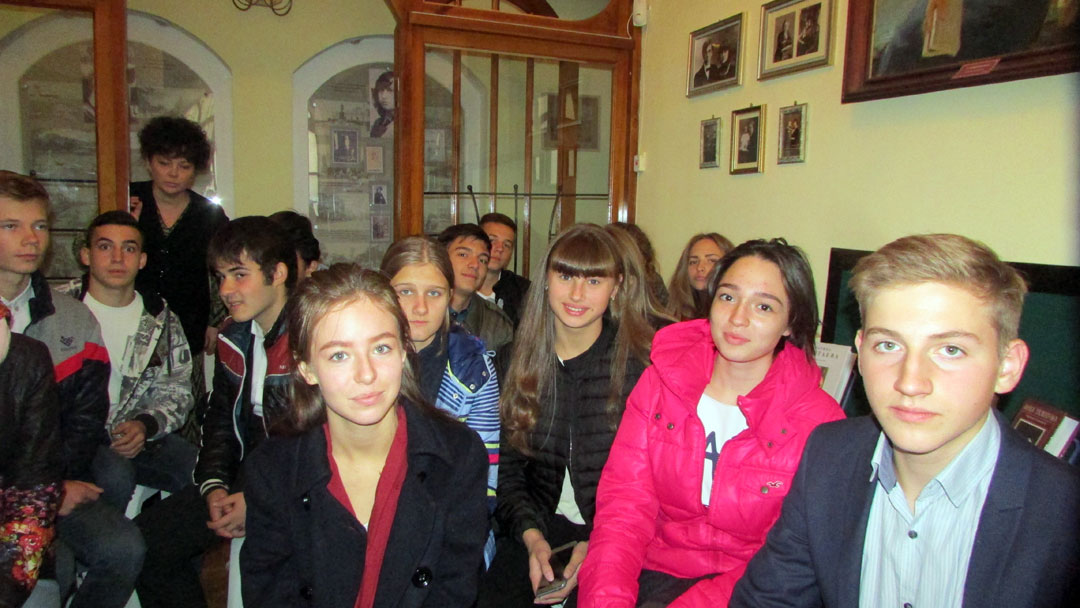 Слушатели интерактивного урова в музее - ученики ОШ № 1 г. Феодосии в сопровождении учителя Анны Кызыловой.