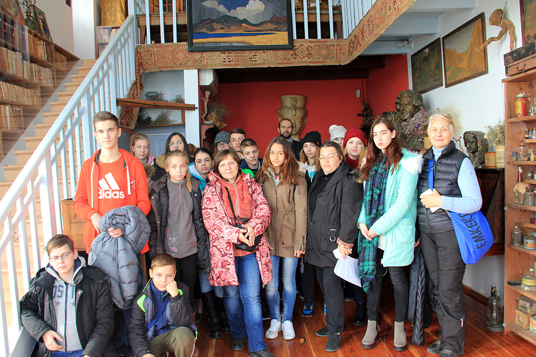Учащиеся Краснодарской школы искусств с преподавателями в Мастерской Волошина.
