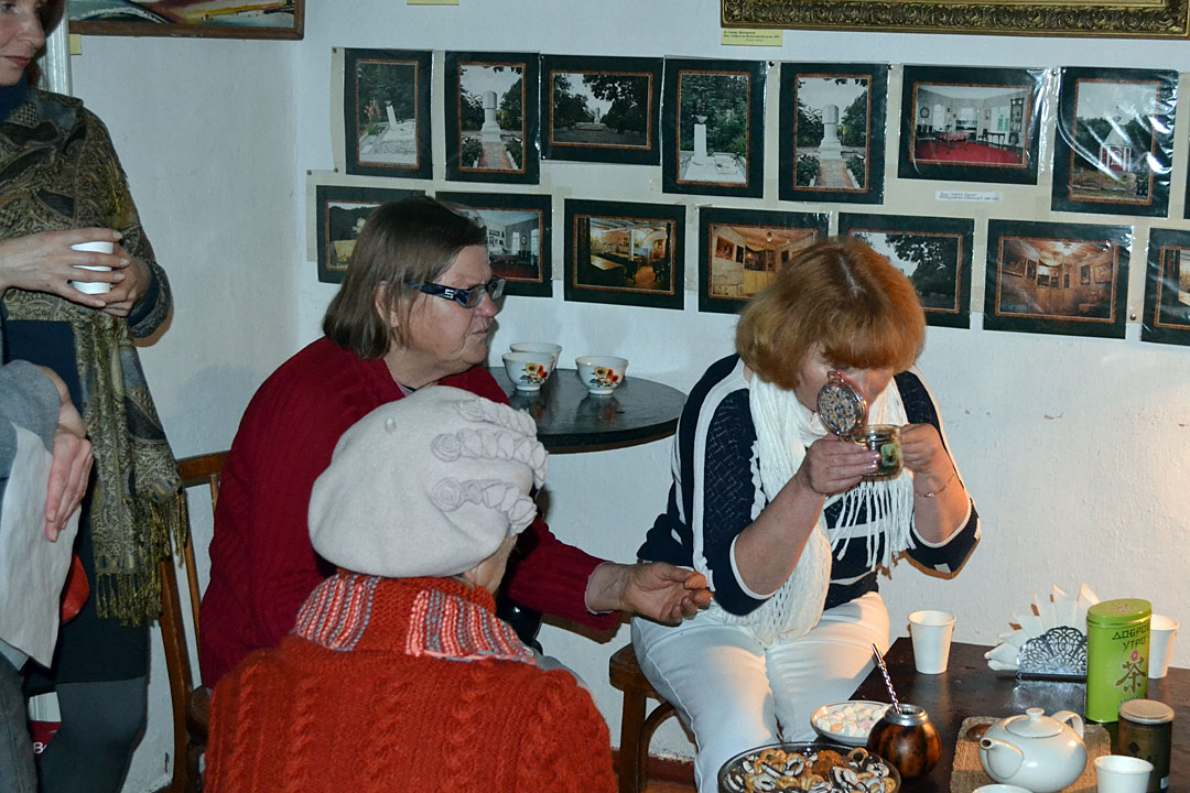 "Чайная церемония" - знакомство посетителей с традициями чаепития в разных странах на "Ночь искусств" в Литературно-художественном музее города Старый Крым.