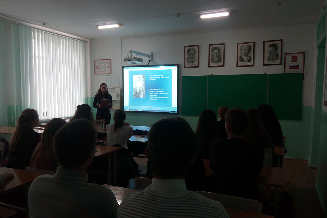 Ксения Шестакова, научный сотрудник музея, ведет лекцию.