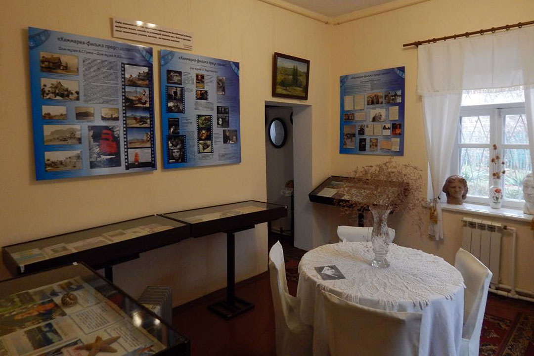 С 28 ноября 2016 года по 8 января 2017 года выставка будет экспонироваться в старокрымских музеях.